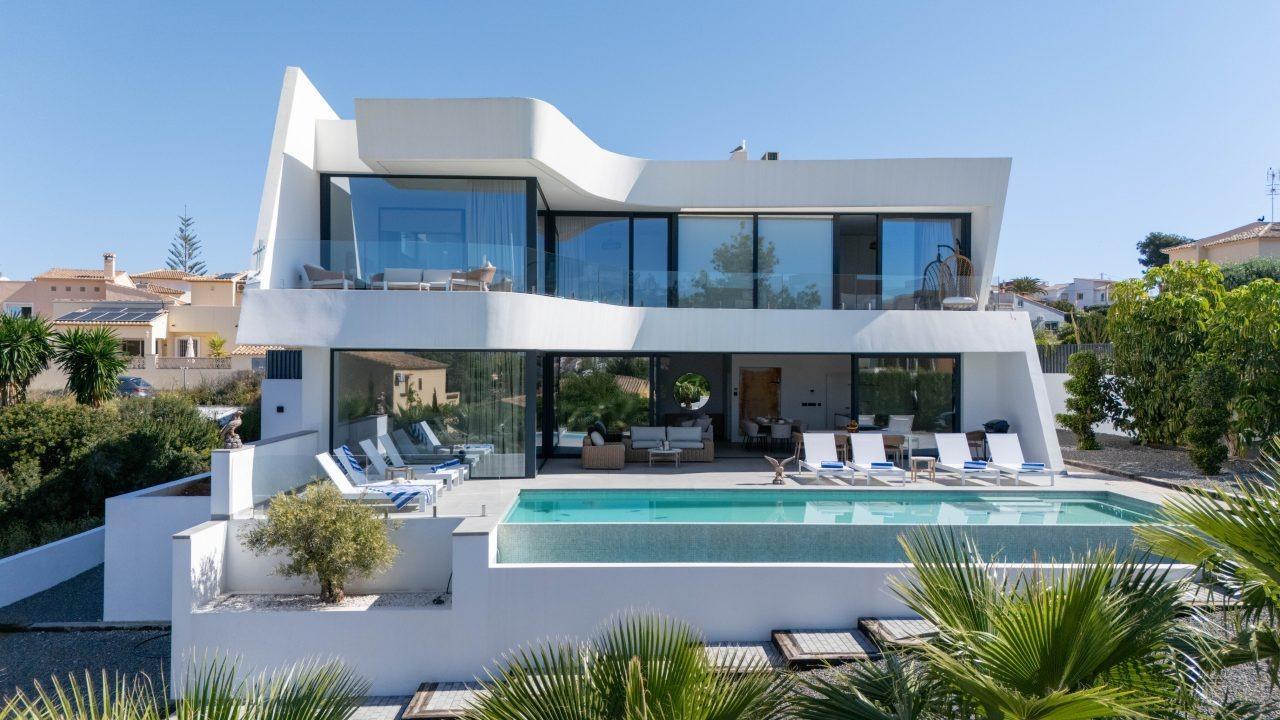 Newly built villa all of first quality 2 km distance from the beach