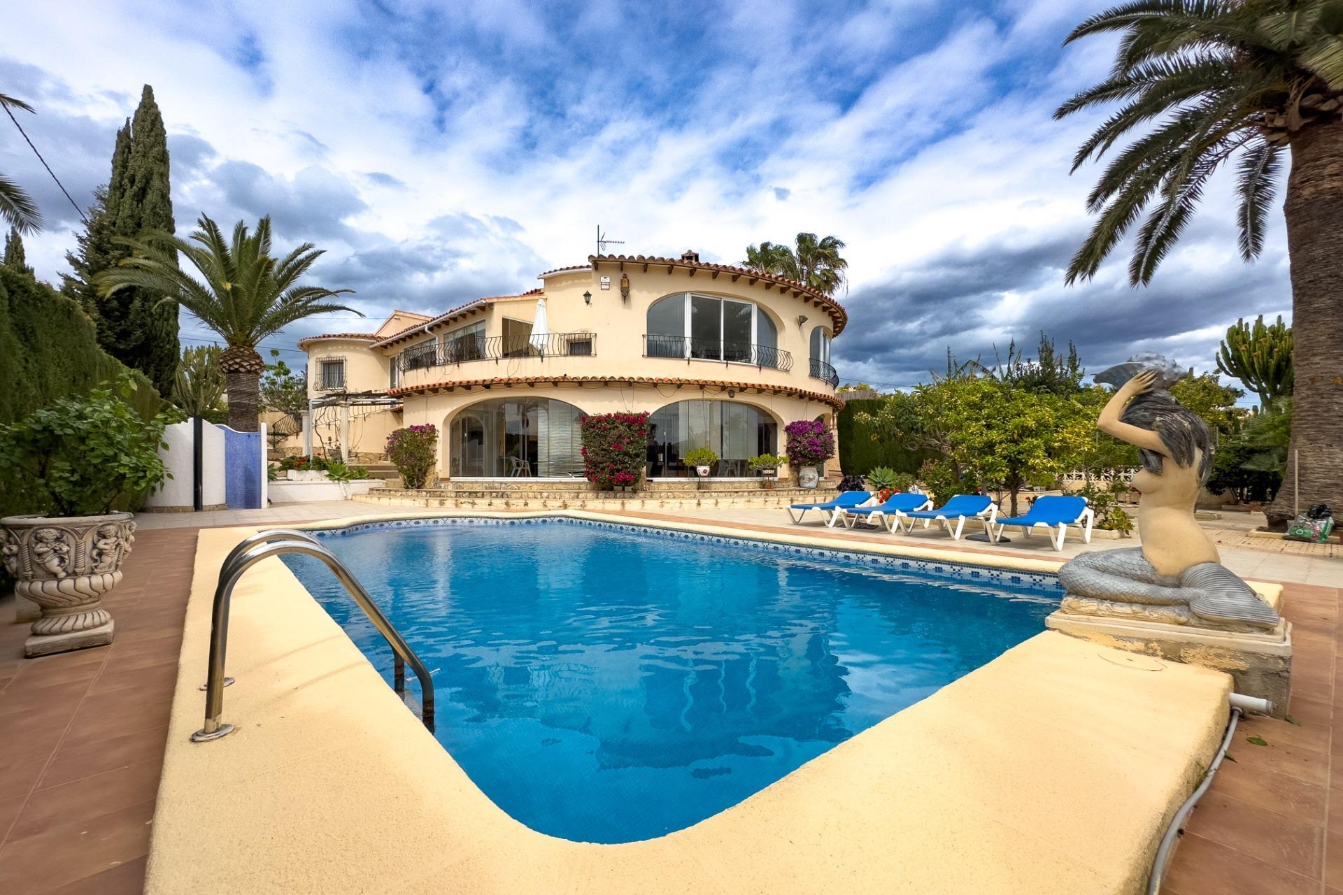 Semi-renovated villa in one of the best urbanizations in Calpe