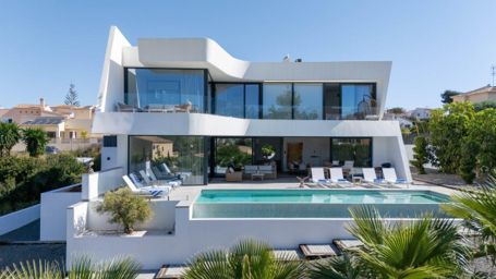 Villa de nueva construcción todo de primera calidad a 2 km de la playa
