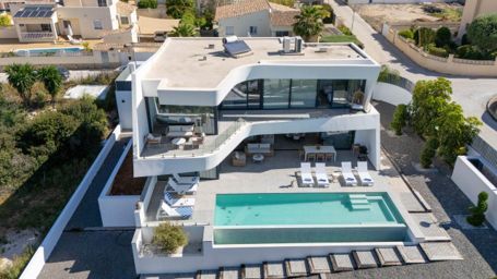 Villa de nueva construcción todo de primera calidad a 2 km de la playa