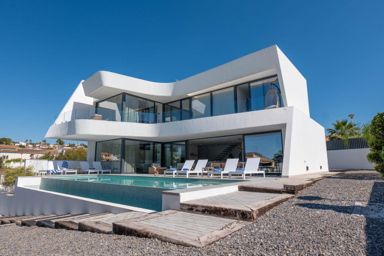 Villa de nueva construcción todo de primera calidad a 2 km de la playa