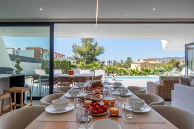 Villa de nueva construcción todo de primera calidad a 2 km de la playa