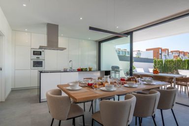 Villa de nueva construcción todo de primera calidad a 2 km de la playa