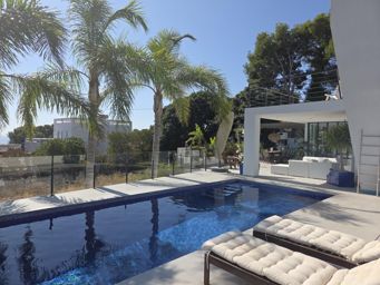 Villa moderna con vistas al mar en Benissa Costa