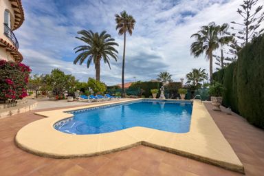 Villa semi reformada en una de las mejores urbanizaciones de Calpe