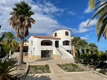 Villa con preciosas vistas al mar y amplia parcela en Calpe