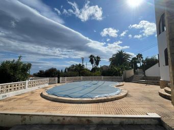 Villa con preciosas vistas al mar y amplia parcela en Calpe