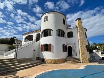 Villa con preciosas vistas al mar y amplia parcela en Calpe