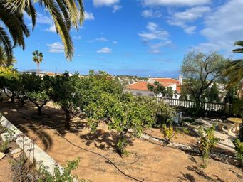 Villa con preciosas vistas al mar y amplia parcela en Calpe