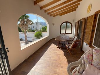 Villa con preciosas vistas al mar y amplia parcela en Calpe