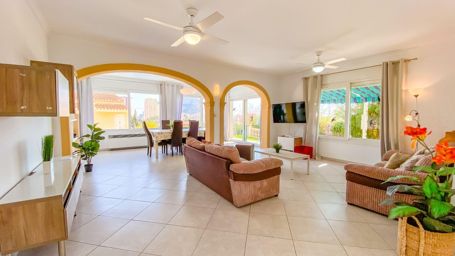 Preciosa villa cerca del centro de Calpe con vistas al Peñón de Ifach