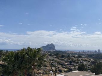 Terrain impressionnant avec une vue incroyable sur le village et la mer. DERNIÈRE UNITÉ avec vue sur la mer!