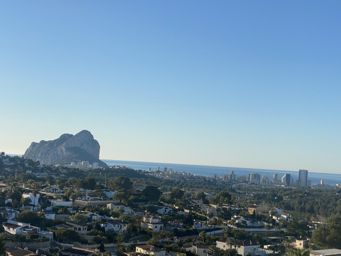 Terrain impressionnant avec une vue incroyable sur le village et la mer. DERNIÈRE UNITÉ avec vue sur la mer!