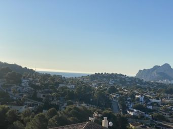 Terrain impressionnant avec une vue incroyable sur le village et la mer. DERNIÈRE UNITÉ avec vue sur la mer!
