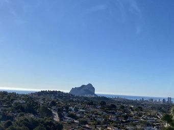 Terrain impressionnant avec une vue incroyable sur le village et la mer. DERNIÈRE UNITÉ avec vue sur la mer!