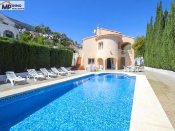 Villa mit Privatsphäre, 1,5 km von Puerto Blanco in Calpe entfernt