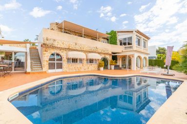 Preciosa villa reformada con vistas al mar en Moraira