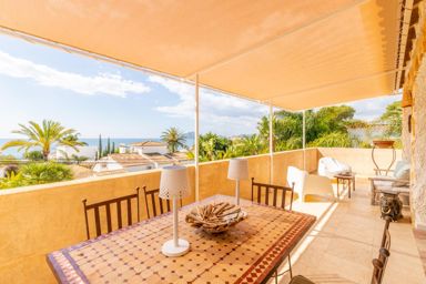 Preciosa villa reformada con vistas al mar en Moraira
