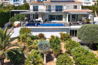 Espectacular villa con vistas al mar y privacidad en ubicación inmejorable