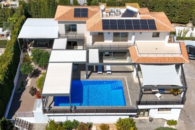 Espectacular villa con vistas al mar y privacidad en ubicación inmejorable