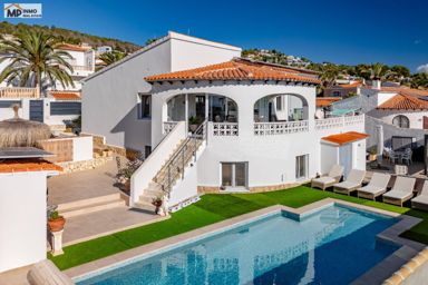 Villa moderna con apartamento de invitados y vistas al Peñón d’Ifach