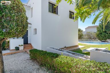 Preciosa villa mediterránea reformada con vistas al mar en Gran Sol