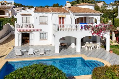 Preciosa villa con apartamento independiente en Benissa Costa
