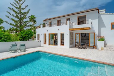 Magnífica villa mediterránea con esencia ibicenca y vistas al mar en Calpe