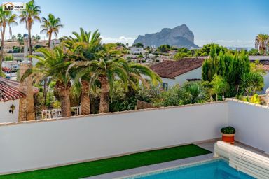 Villa moderna con apartamento de invitados y vistas al Peñón d’Ifach