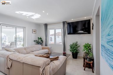 Villa moderna con apartamento de invitados y vistas al Peñón d’Ifach