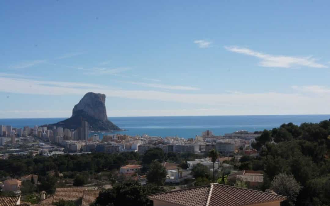 Discover a spectacular luxury villa in Calpe with panoramic views of nature