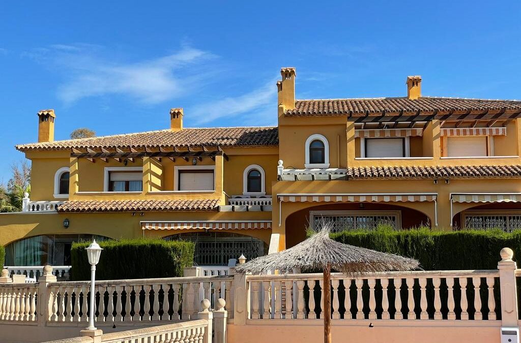 Villa jumelée avec de belles vues à 600 mètres de la plage de Calpe.