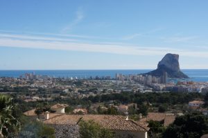 Blick auf die obere Terrasse in einer Luxusvilla in Calpe, Cucarres